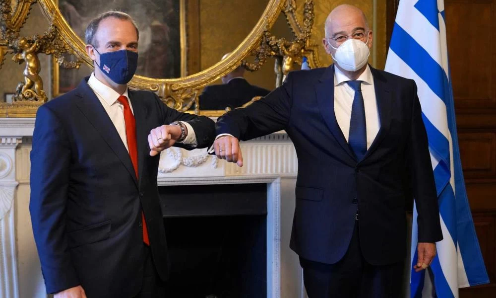 Βρετανία: Στήριξη των ελληνικών θέσεων για το Κυπριακό – Έθεσε το ζήτημα των Μαρμάρων του Παρθενώνα ο Δένδιας